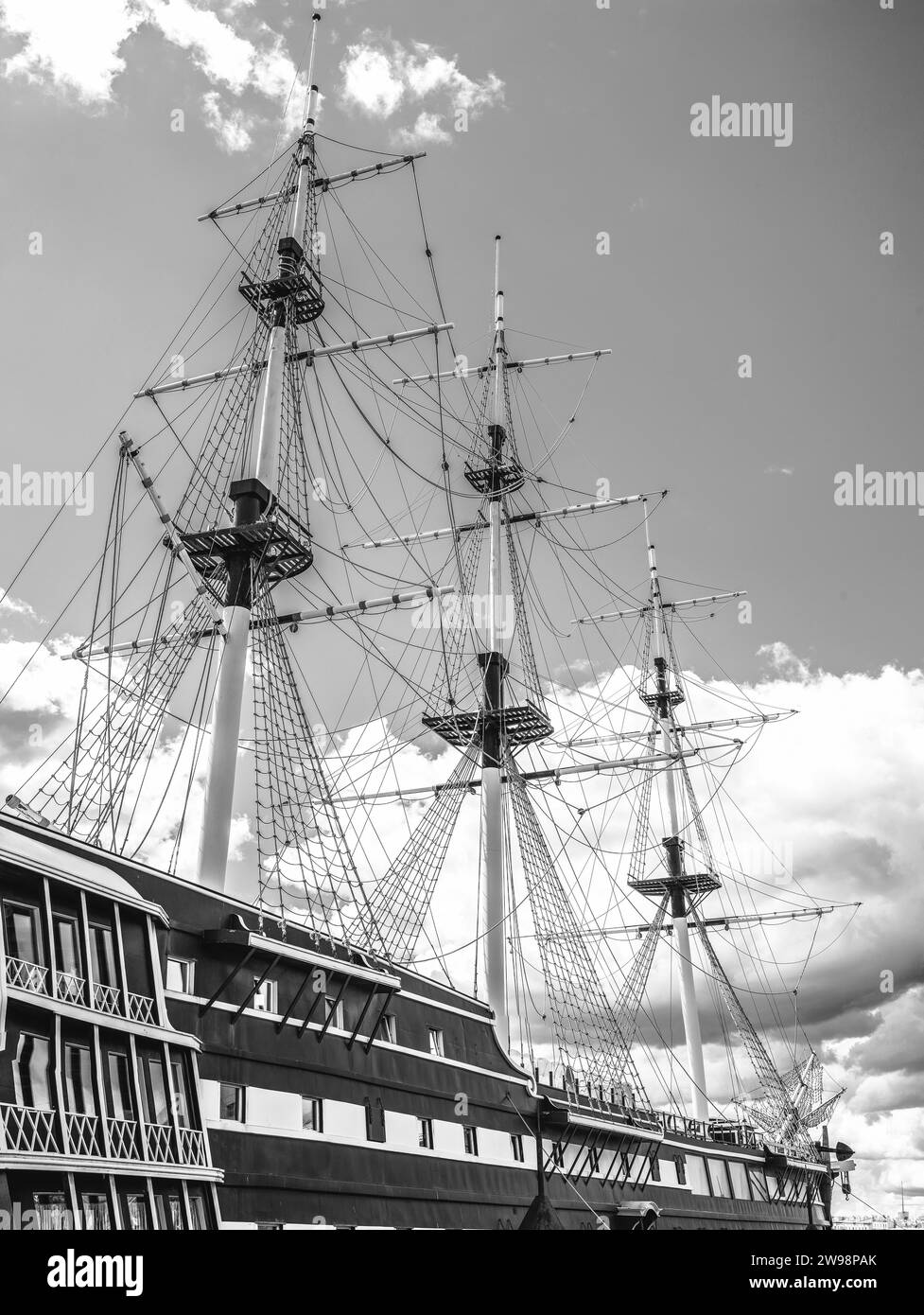 Bild eines Kriegsschiffs in St. Petersburg. Tourismuskonzept Stockfoto