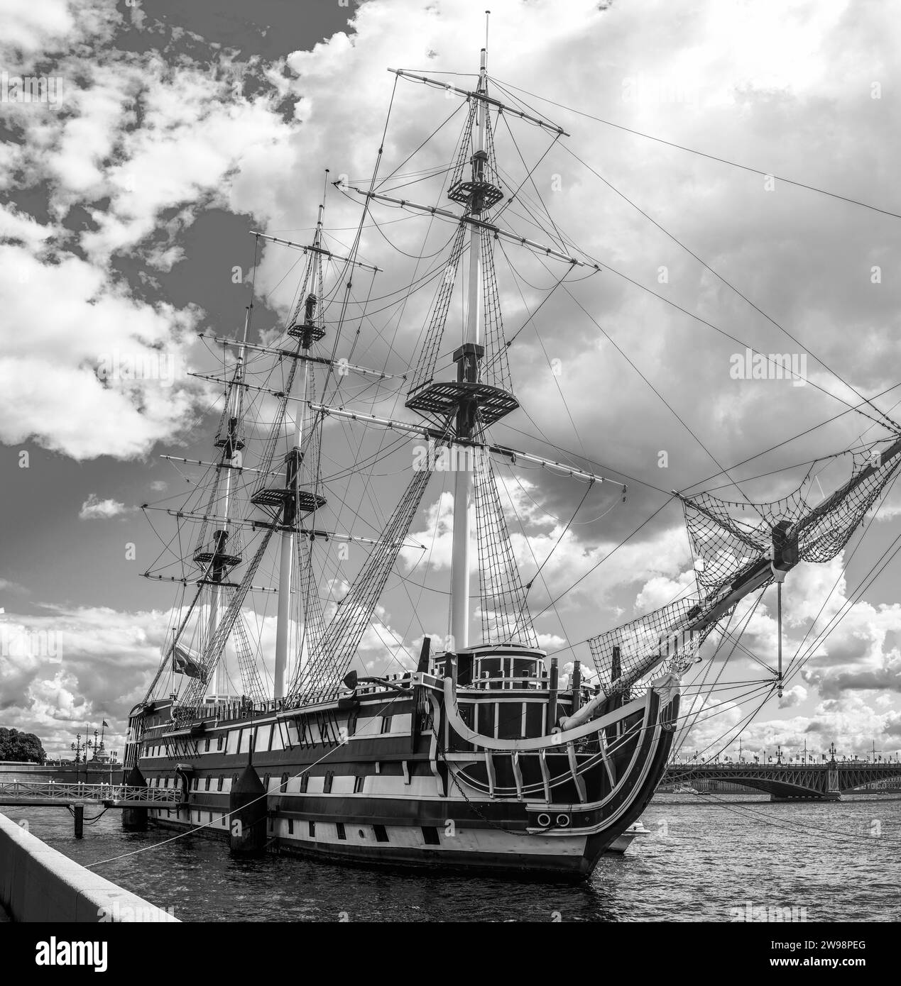 Bild eines Kriegsschiffs in St. Petersburg. Tourismuskonzept Stockfoto