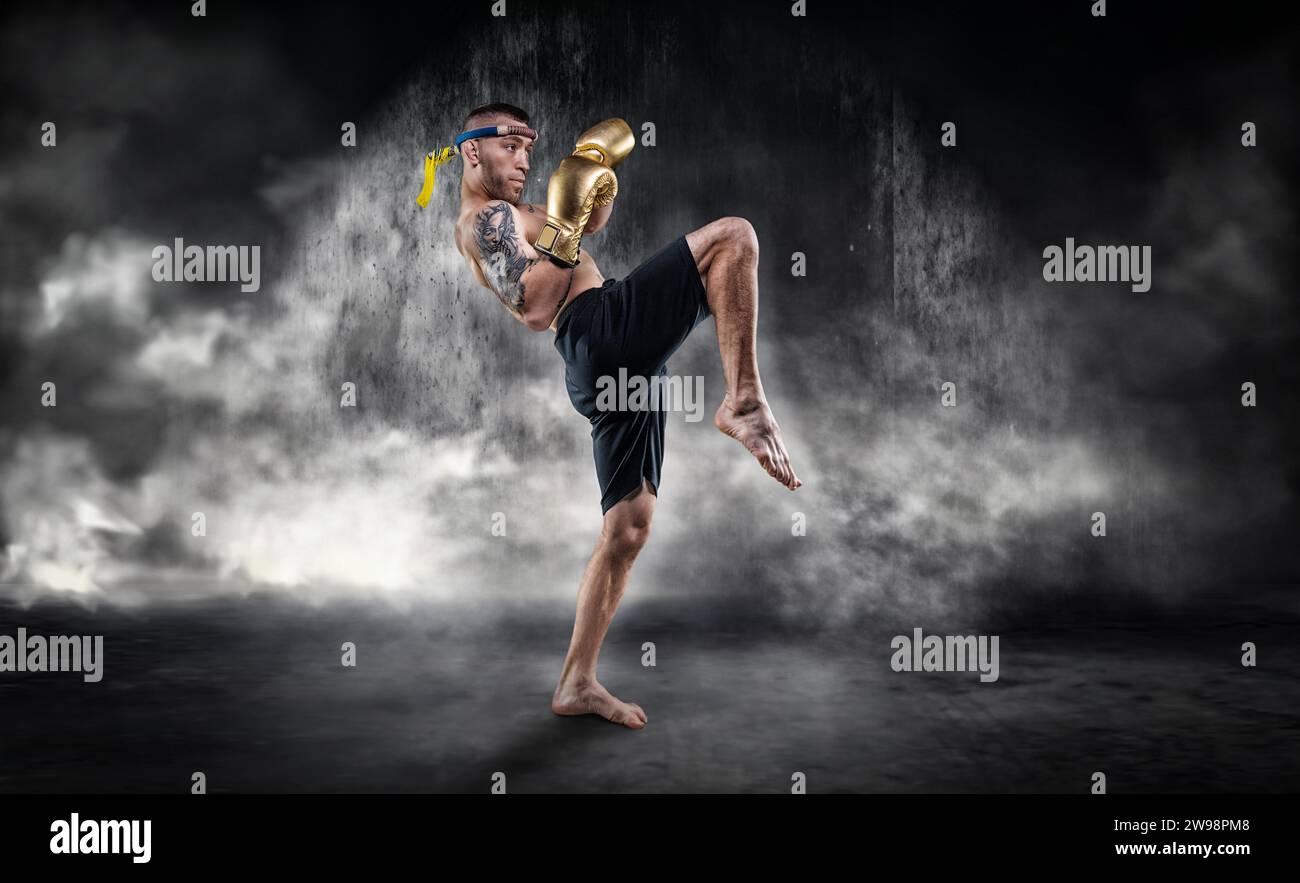 Porträt eines Boxers gemischter Kampfkunst, der mit einem Knie schlägt. Das Konzept Sport, mma, Kickboxen. Gemischte Medien Stockfoto