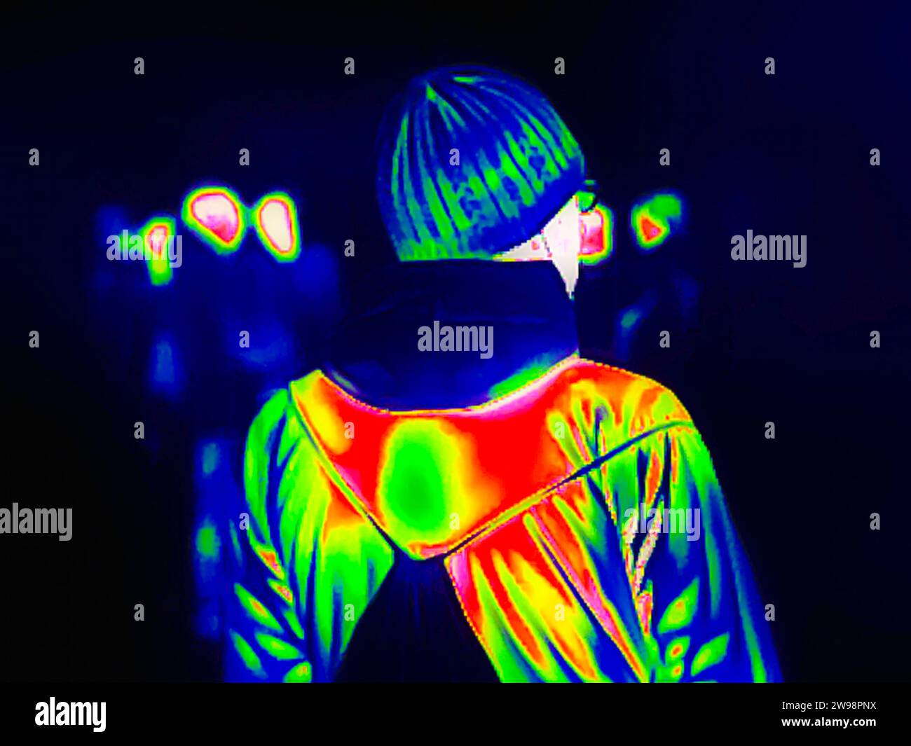 Thermografie, Bild mit Wärmebildkamera aufgenommen, Person in Winterkleidung, interpoliert, Deutschland Stockfoto