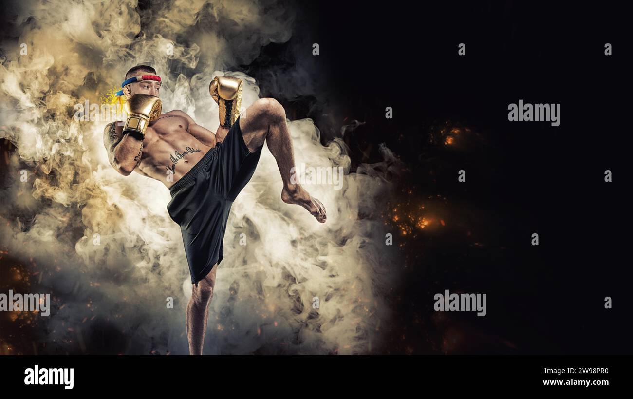 Porträt eines Boxers gemischter Kampfkunst, der mit einem Knie schlägt. Das Konzept Sport, mma, Kickboxen. Gemischte Medien Stockfoto