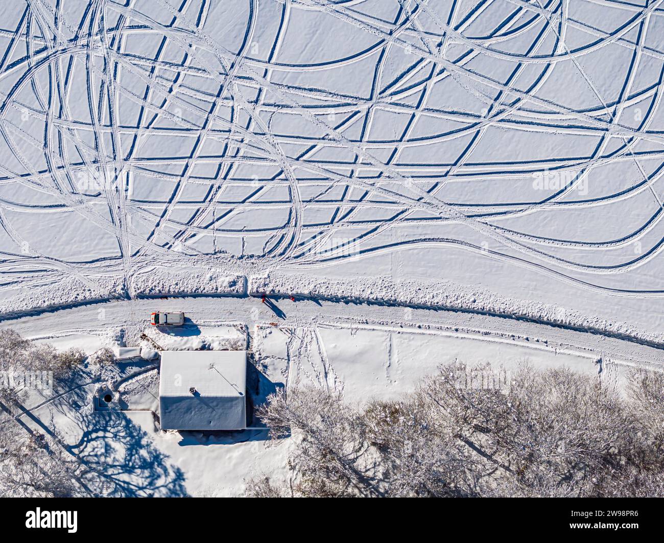 Spuren im Schnee, Winterlandschaft auf der Schwäbischen Alb. DRK Bergrettung Lenninger Tal, Donnstetten Rescue Centre, roemerstein Stockfoto