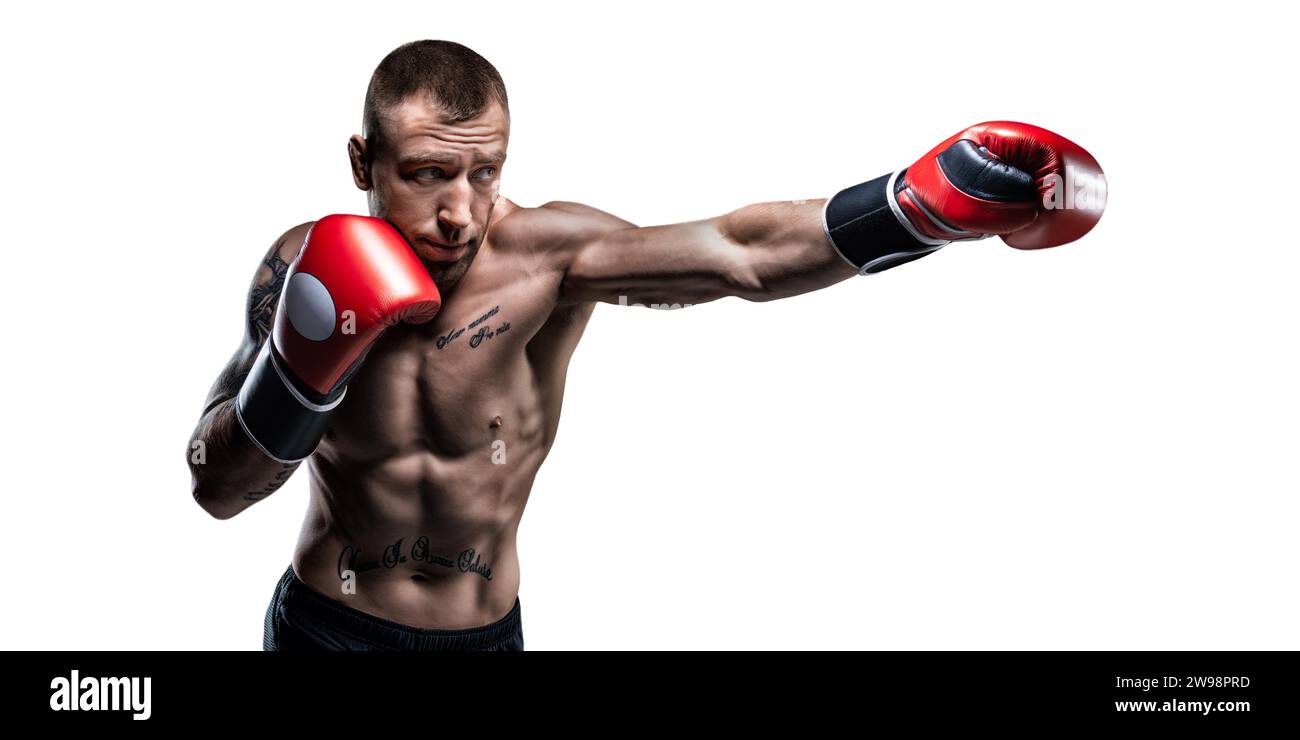 Profi-Boxer in roten Handschuhen üben Schläge auf weißem Hintergrund. Boxkonzept. Gemischte Medien Stockfoto