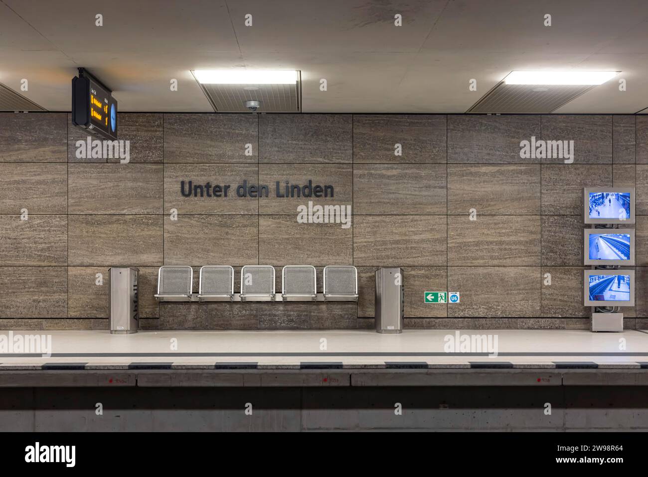 Öffentliche Verkehrsmittel, öffentliche Verkehrsmittel, U-Bahn an der neuen Haltestelle Bundestag an der Linie 5, U5, Berlin, Deutschland Stockfoto