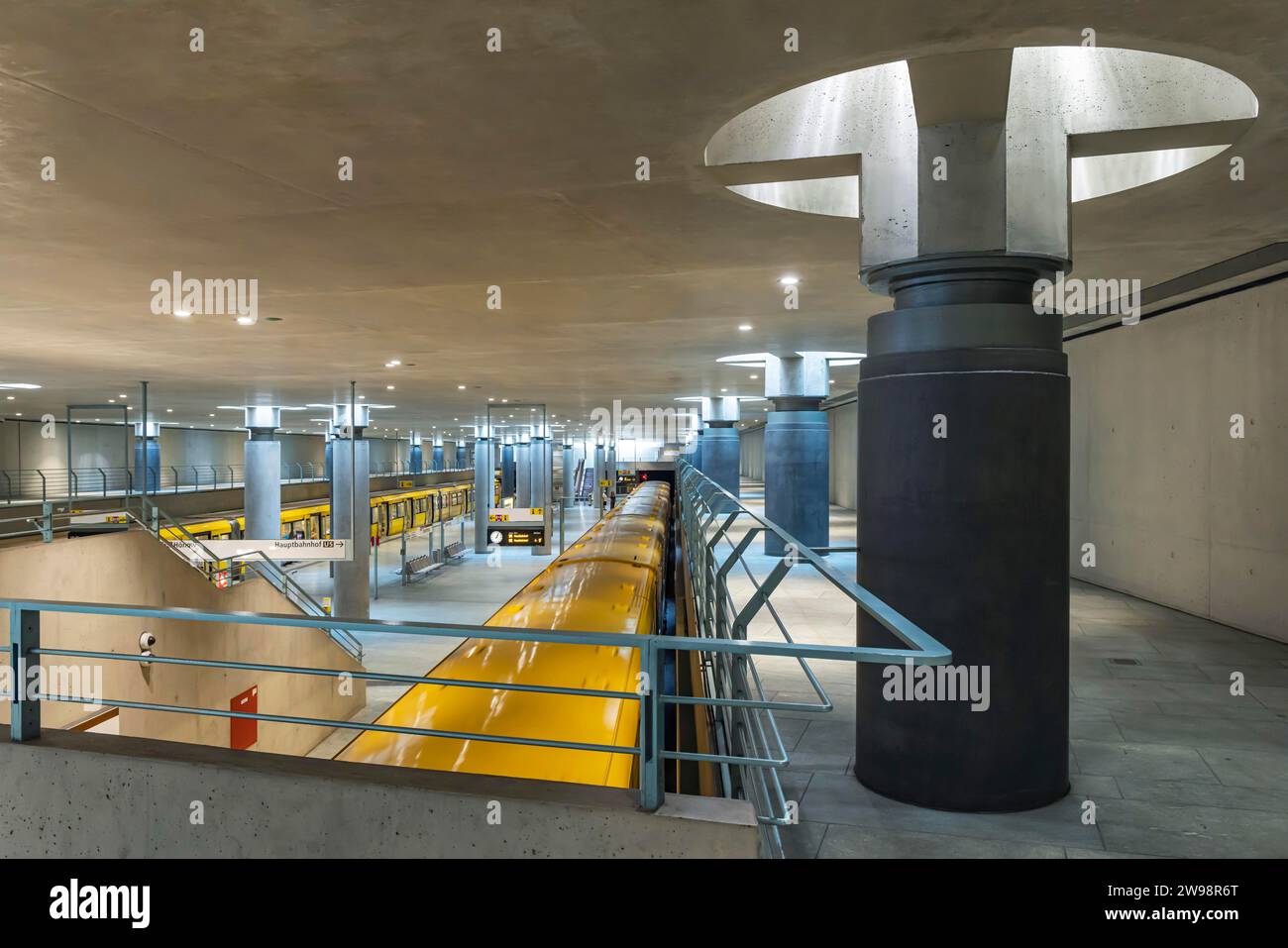 Öffentliche Verkehrsmittel, öffentliche Verkehrsmittel, U-Bahn an der neuen Haltestelle Bundestag an der Linie 5, U5, Berlin, Deutschland Stockfoto