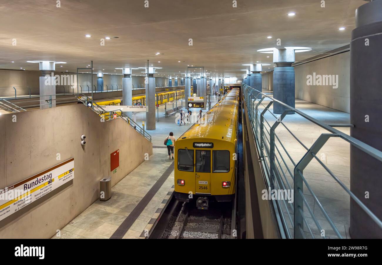 Öffentliche Verkehrsmittel, öffentliche Verkehrsmittel, U-Bahn an der neuen Haltestelle Bundestag an der Linie 5, U5, Berlin, Deutschland Stockfoto