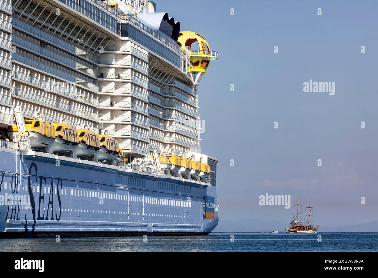 Odyssey of the Seas, Kreuzfahrtschiff von Royal Caribbean International, Kreuzfahrthafen von Kusadasi, historisches Ausflugsschiff für Touristen Stockfoto