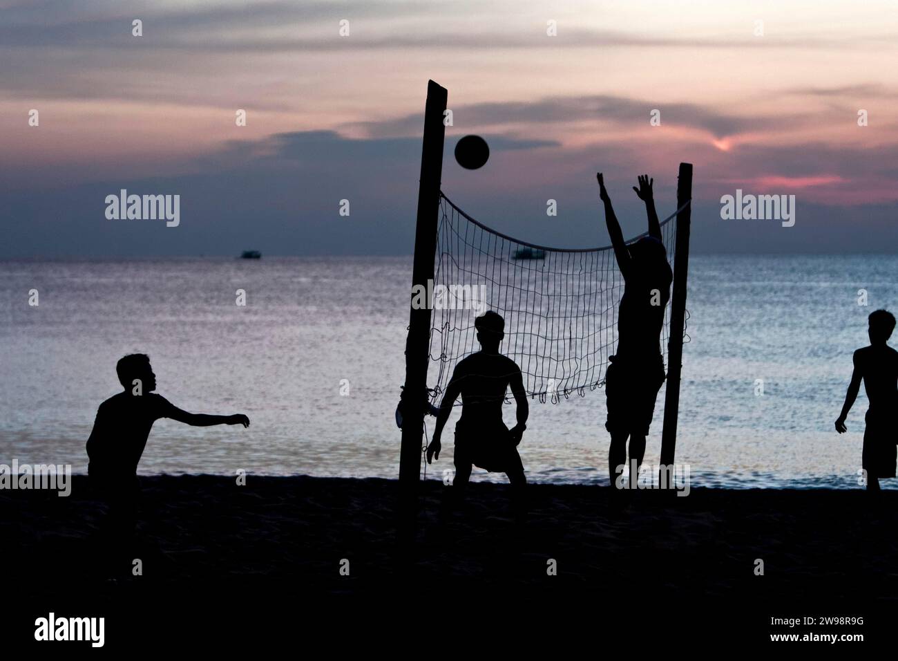 Volleyball spielen am Strand in Phu Quoc, Vietnam Stockfoto