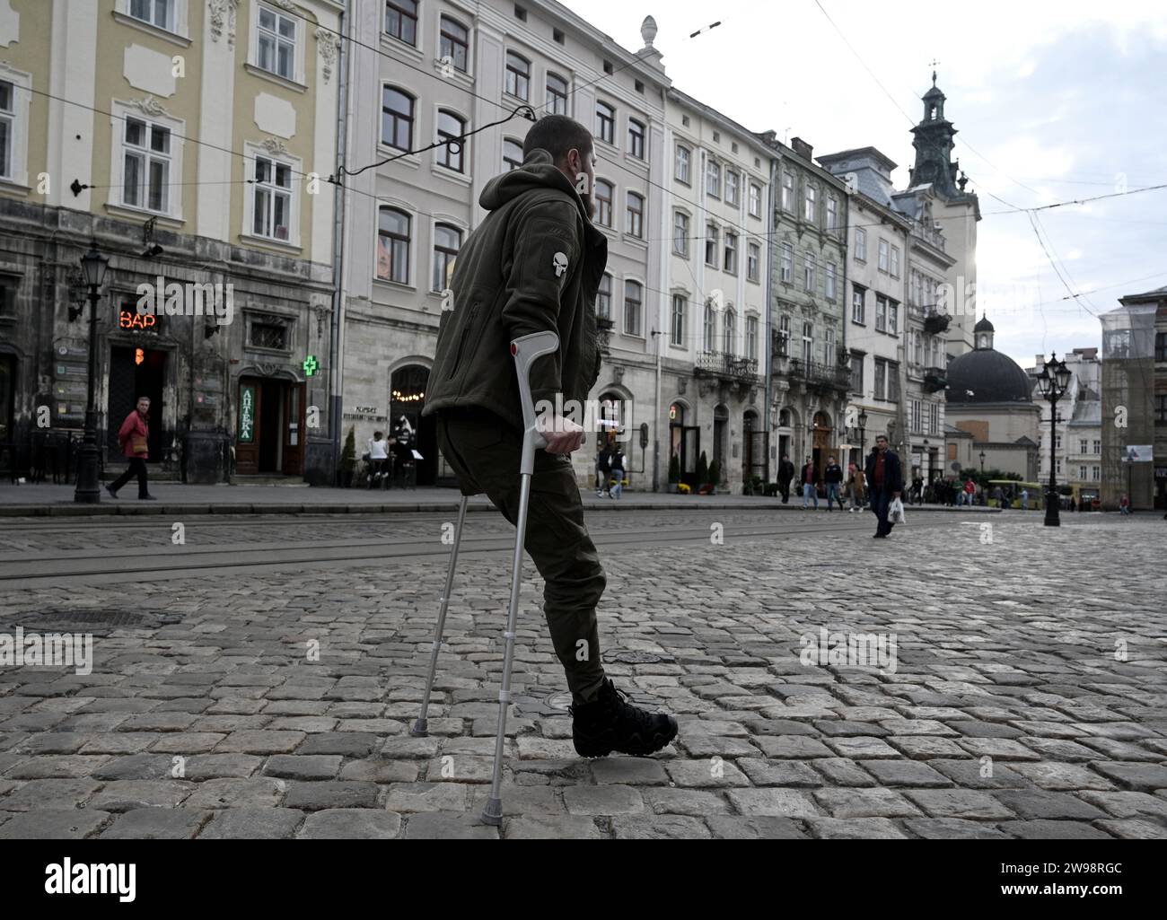 Lemberg, Ukraine - 20. Oktober 2023: Ein ukrainischer Amputierter Soldat spaziert im Zentrum von Lemberg. Stockfoto