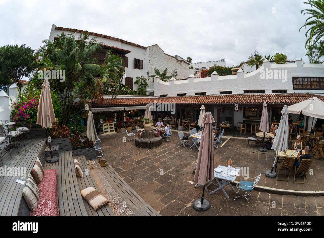 ICOD DE LOS VINOS, TENERIFFA - 28. JULI 2023: Gemütliches Café in einer Küstenstadt an der Atlantikküste. Stockfoto