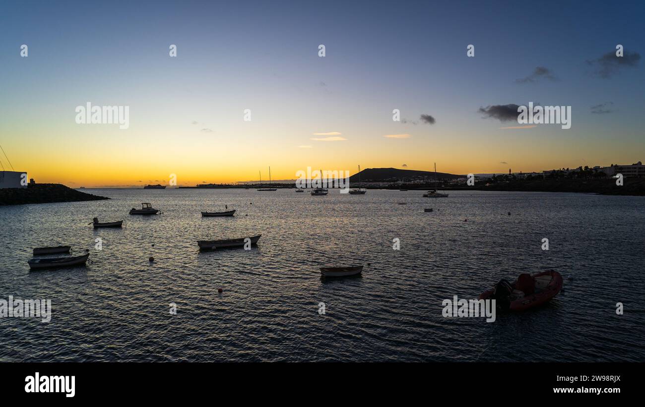 Abend auf Playa Blanca. Playa Blanca ist die südlichste Stadt der spanischen Insel Lanzarote. Stockfoto