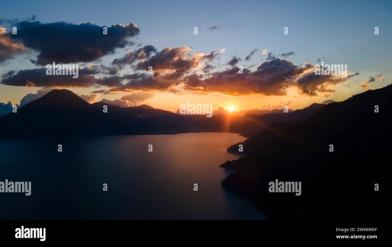 Sonnenuntergang Über Dem Atitlan-See Stockfoto