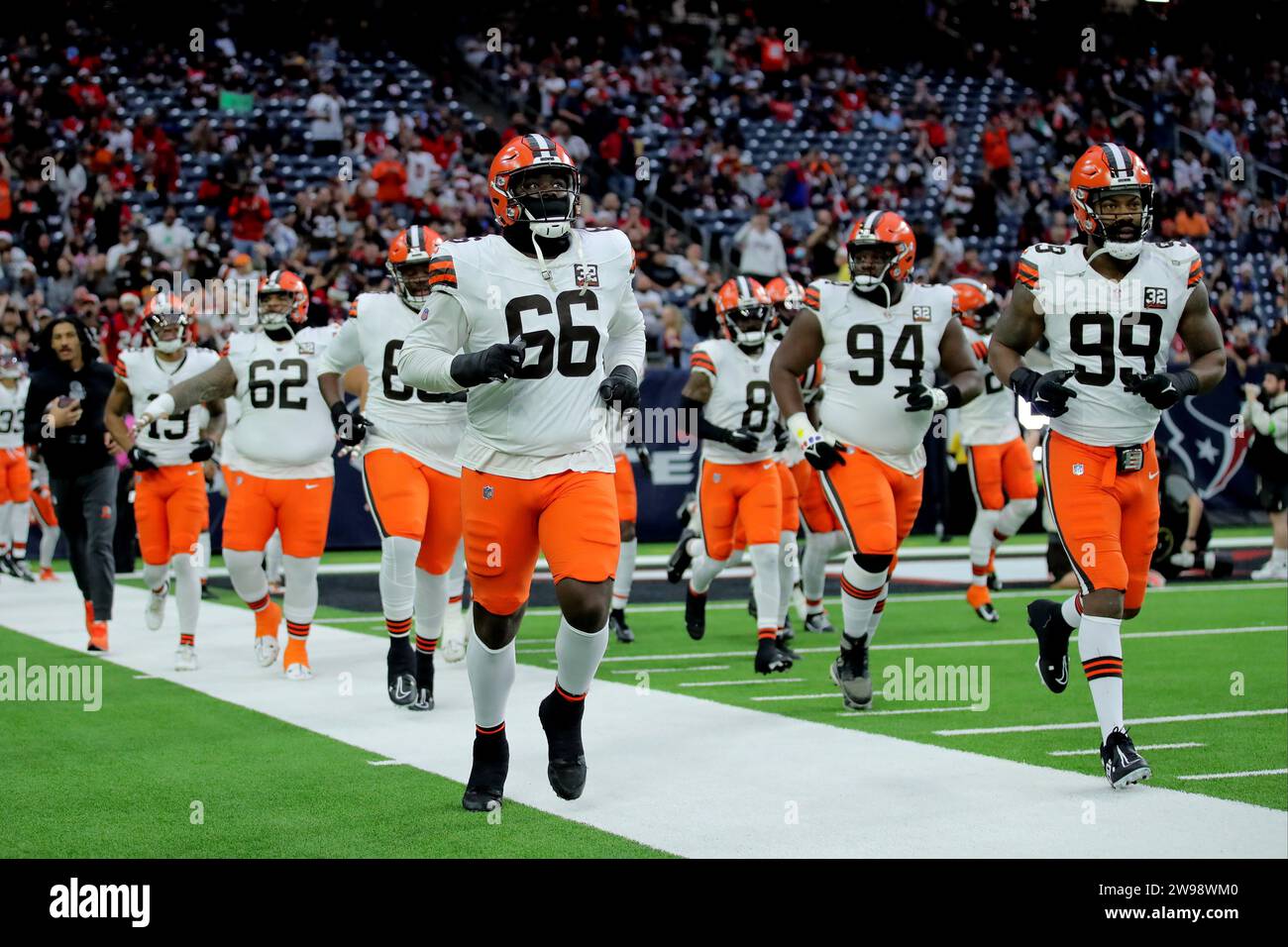 Houston, Texas, USA. Dezember 2023. Die Spieler der Cleveland Browns laufen vor dem Spiel zwischen den Houston Texans und den Cleveland Browns am 24. Dezember 2023 im NRG Stadium in Houston, Texas. (Kreditbild: © Erik Williams/ZUMA Press Wire) NUR REDAKTIONELLE VERWENDUNG! Nicht für kommerzielle ZWECKE! Stockfoto