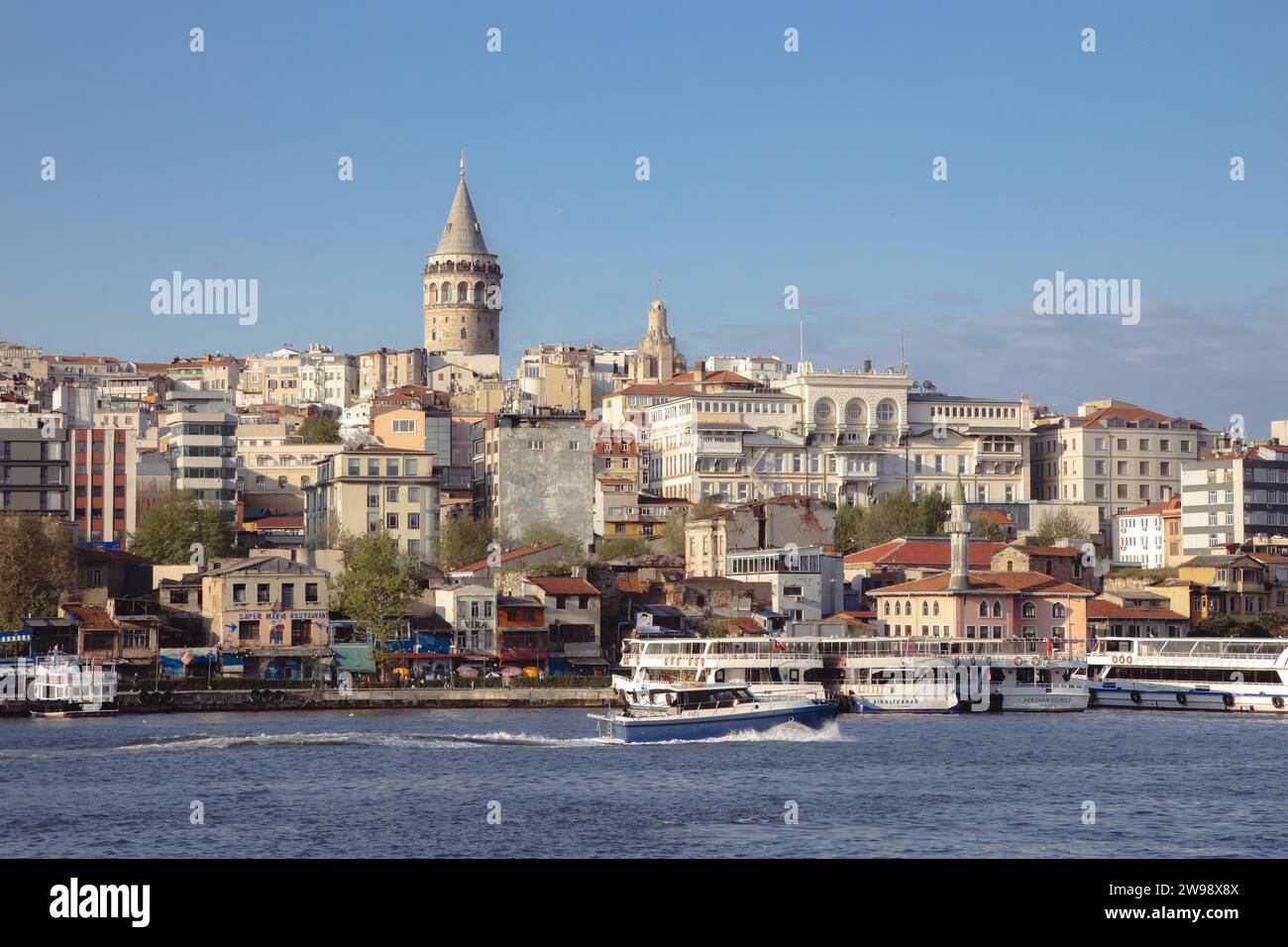 Galatenturm im Stadtteil Beyoğlu von Eminönü aus gesehen, erbaut während der byzantinischen Zeit des Kaisers Justinian in Istanbul, Türkei Stockfoto