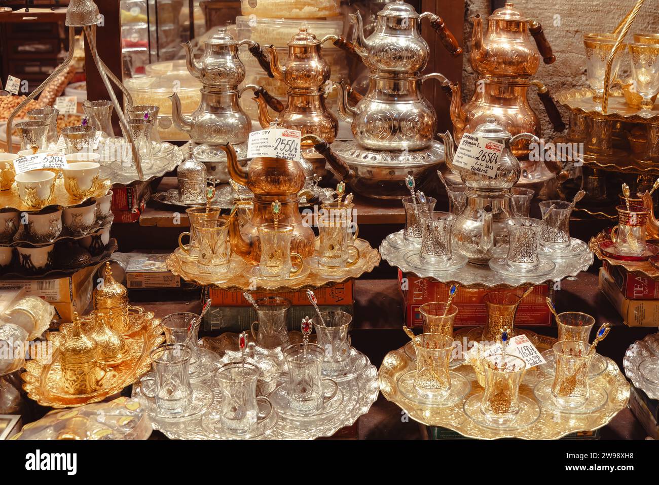 Teekannen und -Gläser auf dem Großen Basar (Kapalı Carsı) in Istanbul, Türkei, erbaut 1664 Stockfoto