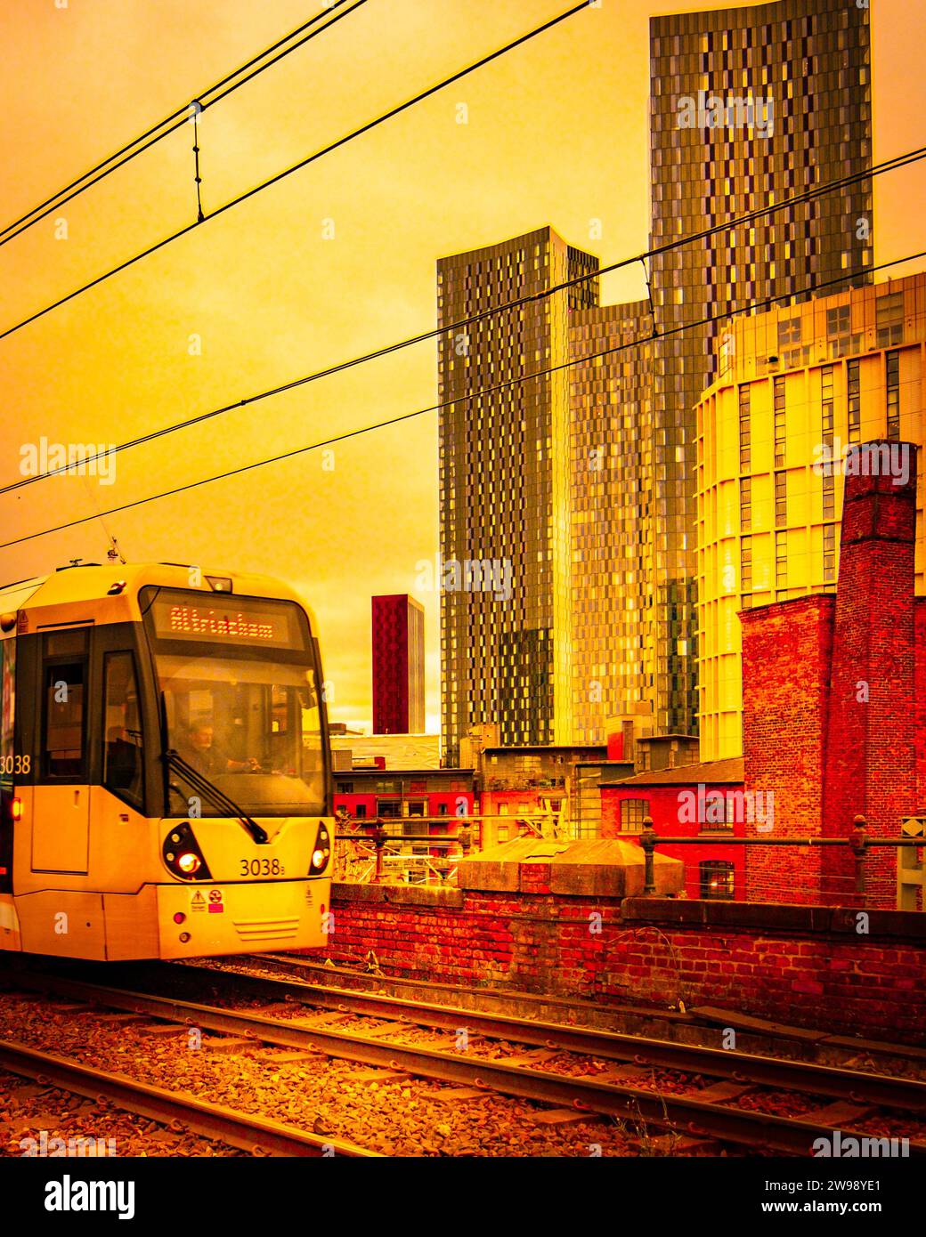 Manchester Bee Network Tram mit Deansgate Square im Hintergrund Stockfoto