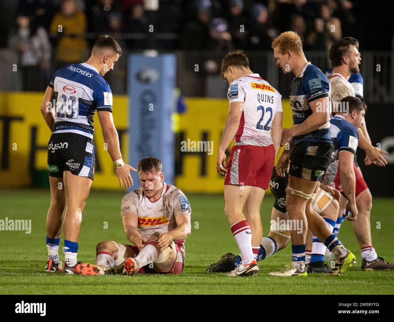 Bath Rugby Cameron Redpath bietet Harlequins Alex Dombrandt seine Hand während des Bath Rugby vs Harlequins, The Recreation Ground, Bath UK auf Saturda an Stockfoto