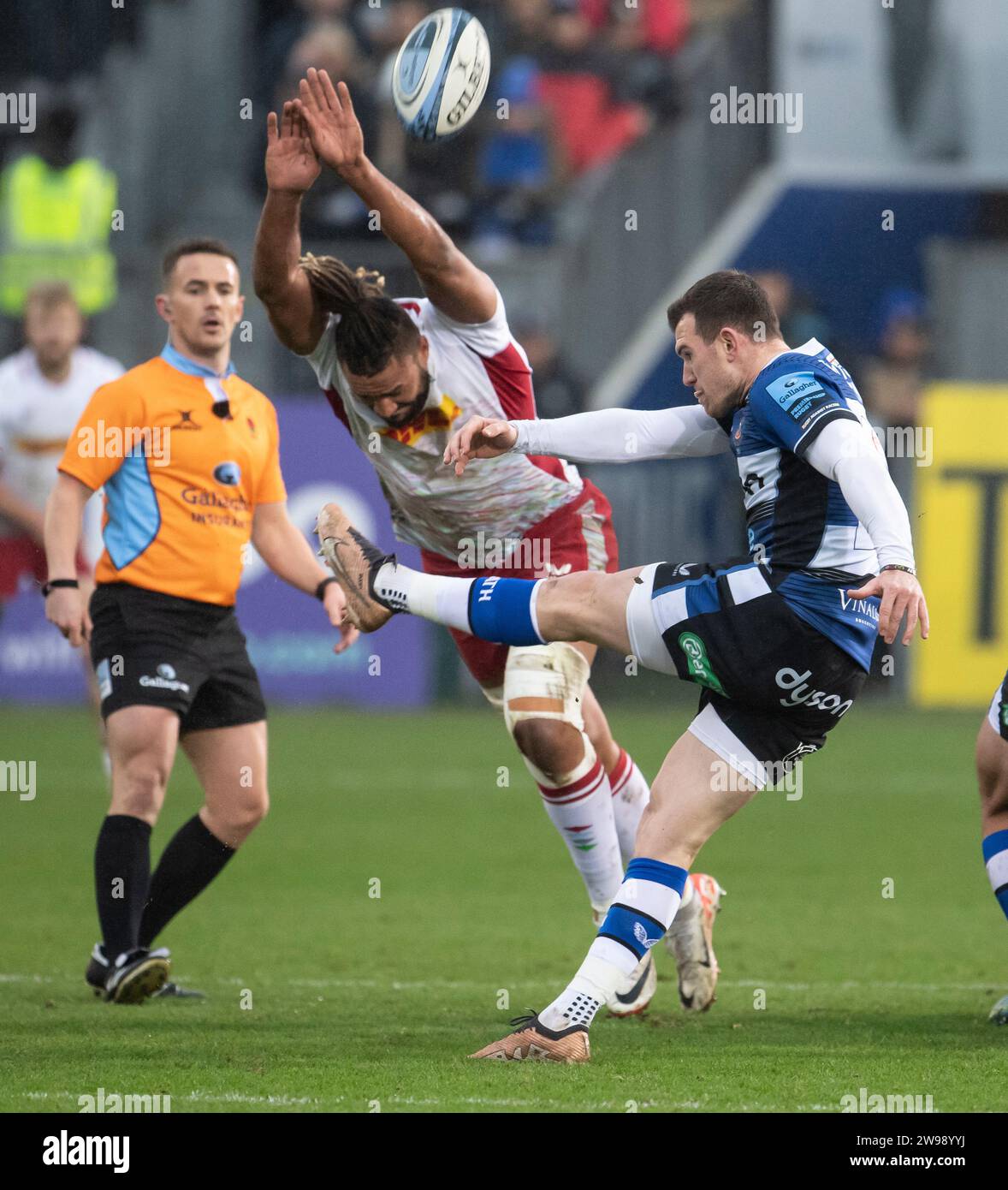 Harlequins Chandler Cunningham-South und Bath Rugby Ben Spencer in Aktion während des Bath Rugby vs Harlequins, The Recreation Ground, Bath UK auf Satur Stockfoto