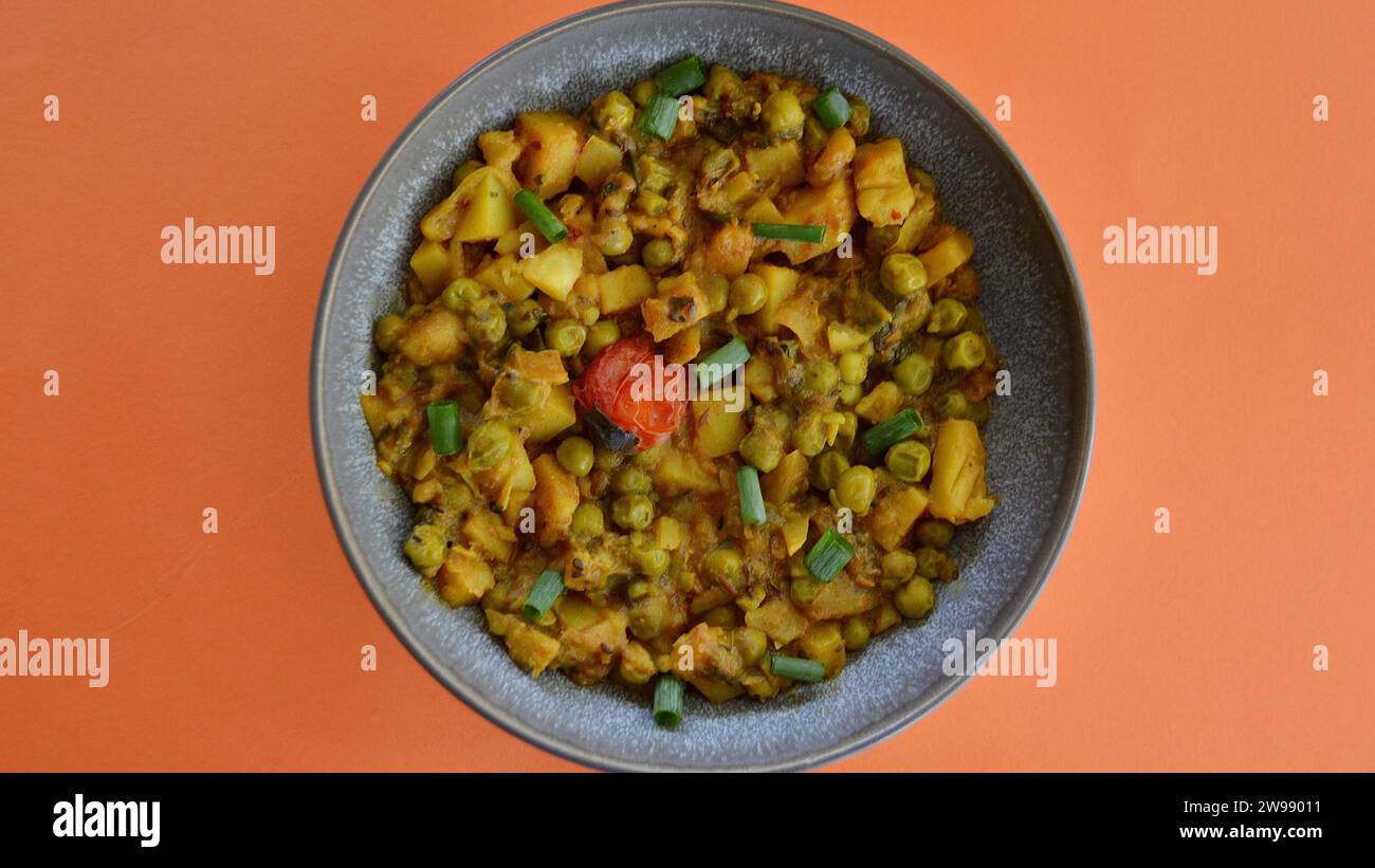 Eine gesunde vegetarische Mahlzeit in einer Schüssel auf dem Tisch Stockfoto