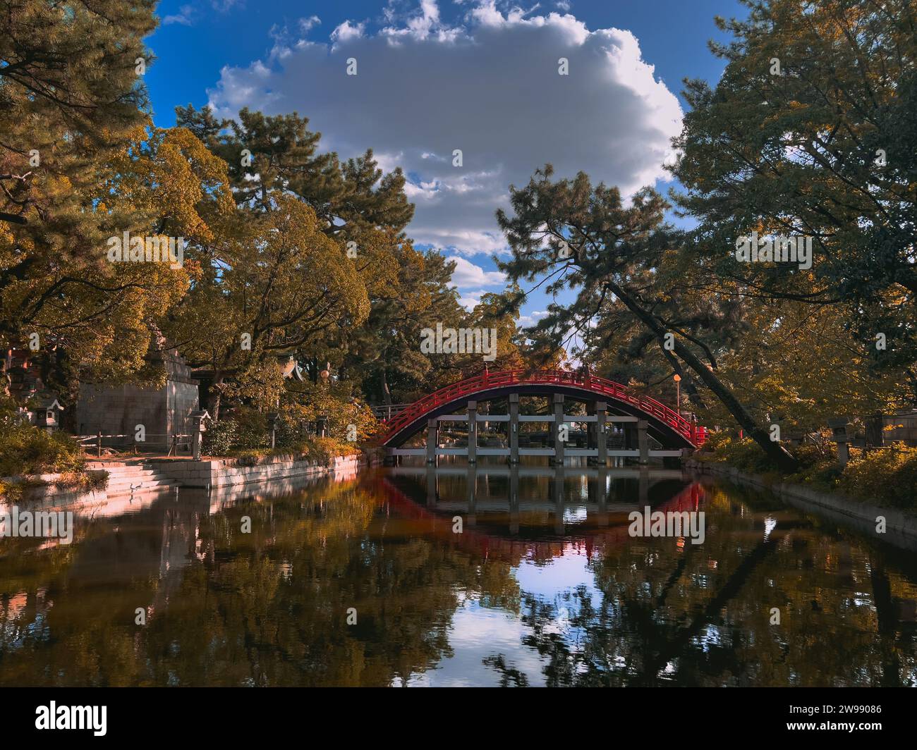 Eine malerische Brücke, die sich in ruhigem, ruhigem Wasser eines Sees in einem Park spiegelt. Japan Stockfoto