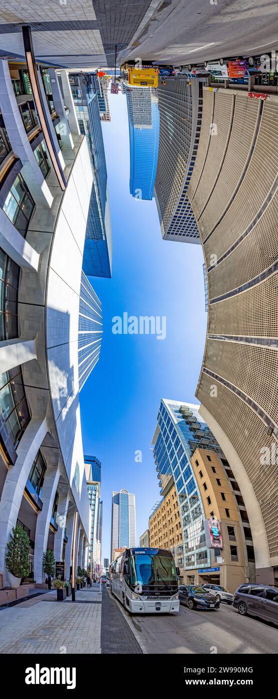 Dallas, USA - 6. November 2023: Blick auf die Skyline von Dallas im historischen Westend-Viertel. Stockfoto