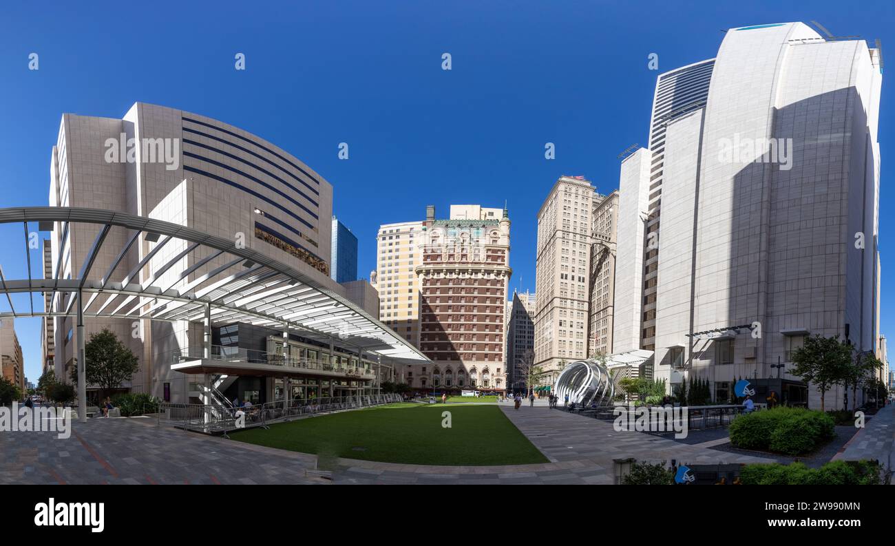 Dallas, USA - 6. November 2023: Blick auf die Skyline von Dallas im ATandT Discovery District in der Innenstadt von Dallas an der Commerce Street. Stockfoto