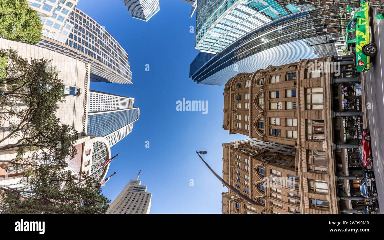 Dallas, USA - 6. November 2023: Blick auf die Skyline von Dallas im ATandT Discovery District in der Innenstadt von Dallas an der Commerce Street. Stockfoto