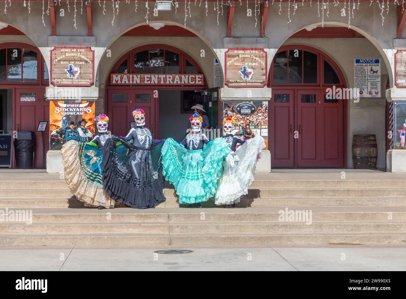 Fort Worth, Texas – 5. November 2023: mexikanische Frauen posieren für den Tag der Toten in westlicher Kleidung auf den Stockyards in Fort Worth, Texas, USA. Stockfoto