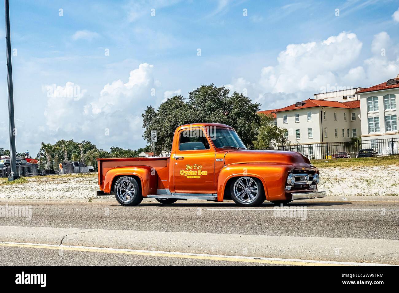 Gulfport, MS - 05. Oktober 2023: Weitwinkel-Seitenansicht eines Ford F100 Pickup Trucks von 1955 auf einer lokalen Autoshow. Stockfoto