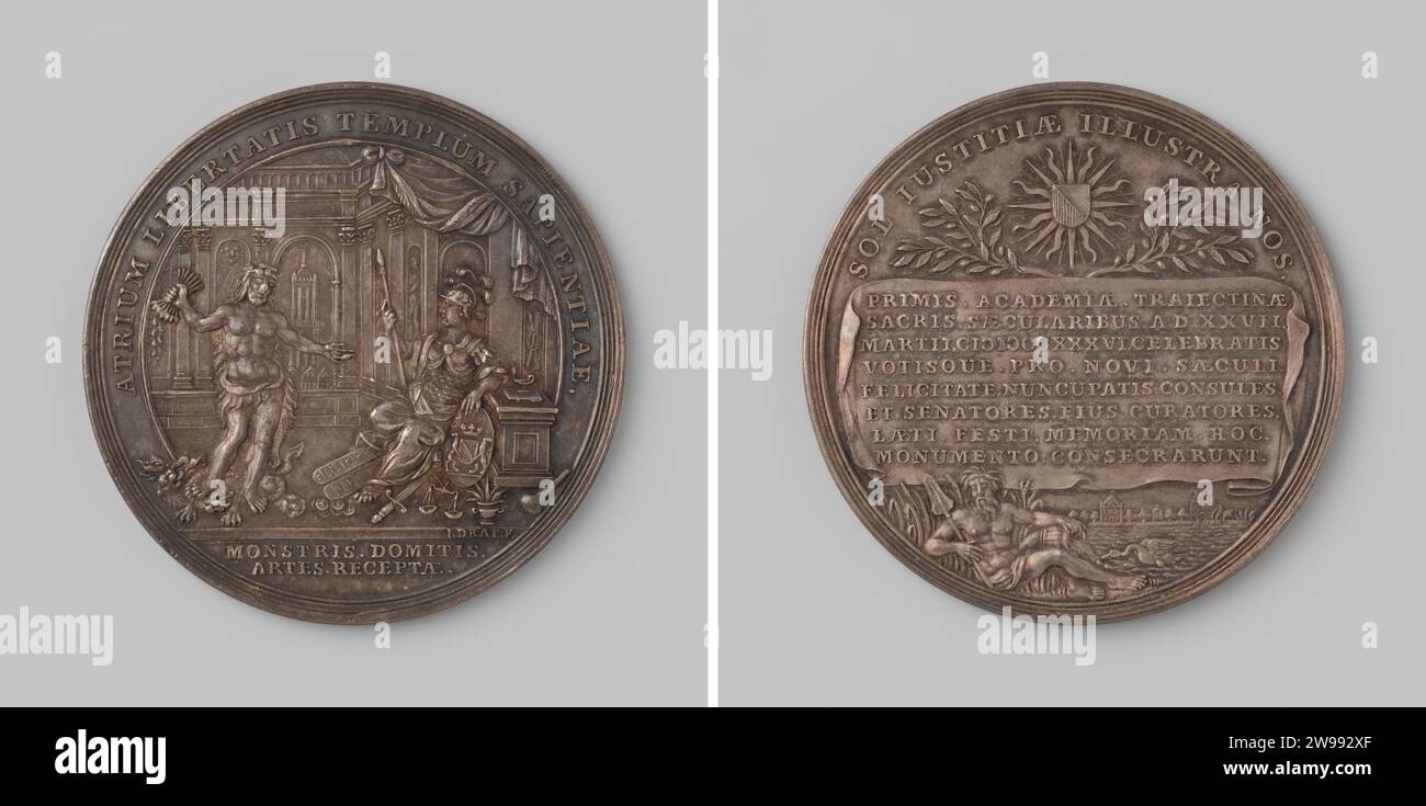 Zum 100. Jahrestag der Hogeschool in Utrecht ehrte Penning an die Hochschulen der Länder, Stadt, Hof und Pfarrer Johannes Drappentier, 1736 Geschichtsmedaille Silbermedaille. Vorderseite: Minerva mit Schild und Speer auf Sockel, auf dem die Bibel mit brennendem Licht in einem großen Raum zwischen verschiedenen wissenschaftlichen Attributen liegt, neben ihren zertrampelten Herkules mit einem Bündel vierköpfiger Drachen; bei Boograam ist der Dom-Turm in Kerschrift zu sehen; Schnitt: Inschrift. Rückseite: Tuch mit Inschrift zwischen Wappen inmitten von zwei Olivenzweigen und sitzender Flussgott mit Kim und Krug, aus dem Ente Stockfoto