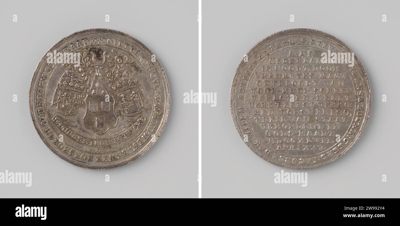 Veere erklärt sich für die Erhebung des Prinzen von Orange zum Stadholder, Medaille von Mr. Andries Westerwijk Forsborgh, Außenseiter der St. Lucas Guild, geehrt an diese Gilde, Anonym, 1747 Geschichtsmedaille Silbermedaille. Vorderseite: Wappen auf einem Baumstamm, an dem ein Wimpel mit Inschrift angebracht ist; zwischen zwei fruchttragenden Zweigen hält ein geflügelter Ochse zwei gekrönte Wappen unter seinen Flügeln in einer Wechselstube. Rückseite: Inschrift in Omnipia Niederlande Silber (Metall) auffallend (Metallverarbeitung) Veere Stockfoto