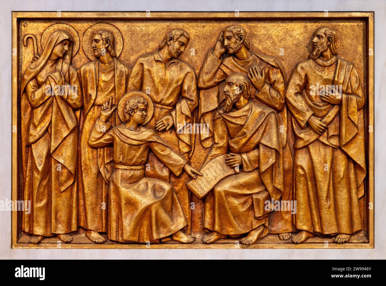 Die Entdeckung Jesu im Tempel – Fünftes freudiges Geheimnis. Eine Reliefskulptur in der Basilika unserer Lieben Frau vom Rosenkranz von Fatima in Fatima, Portugal. Stockfoto