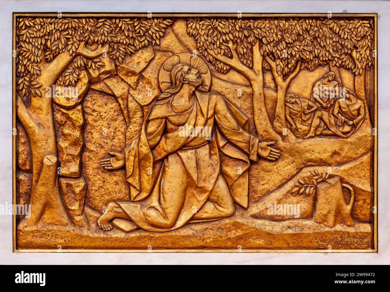 Die Qualen im Garten – das erste schmerzhafte Geheimnis. Eine Reliefskulptur in der Basilika unserer Lieben Frau vom Rosenkranz von Fatima in Fatima, Portugal. Stockfoto
