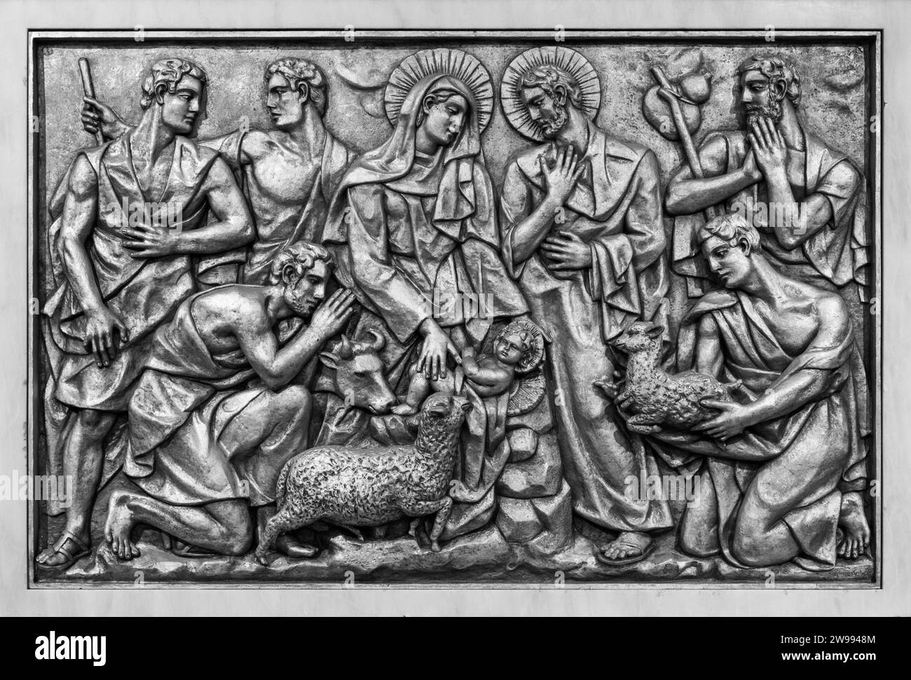 Die Geburt Jesu in Bethlehem – drittes Geheimnis der Freude. Eine Reliefskulptur in der Basilika unserer Lieben Frau vom Rosenkranz von Fatima. Stockfoto