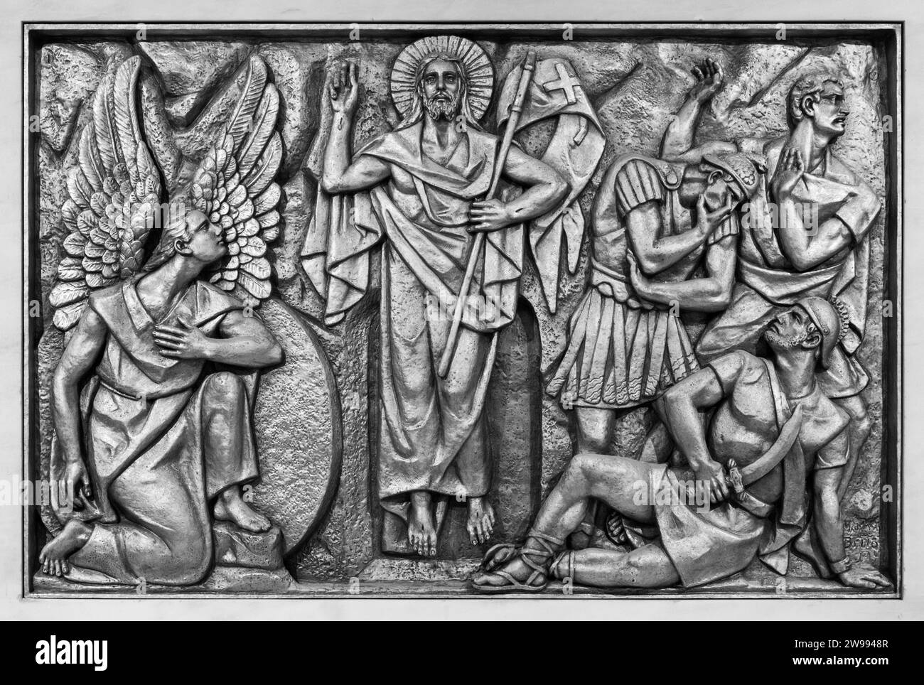 Die Auferstehung Jesu – das erste ruhmreiche Geheimnis. Eine Reliefskulptur in der Basilika unserer Lieben Frau vom Rosenkranz von Fatima. Stockfoto