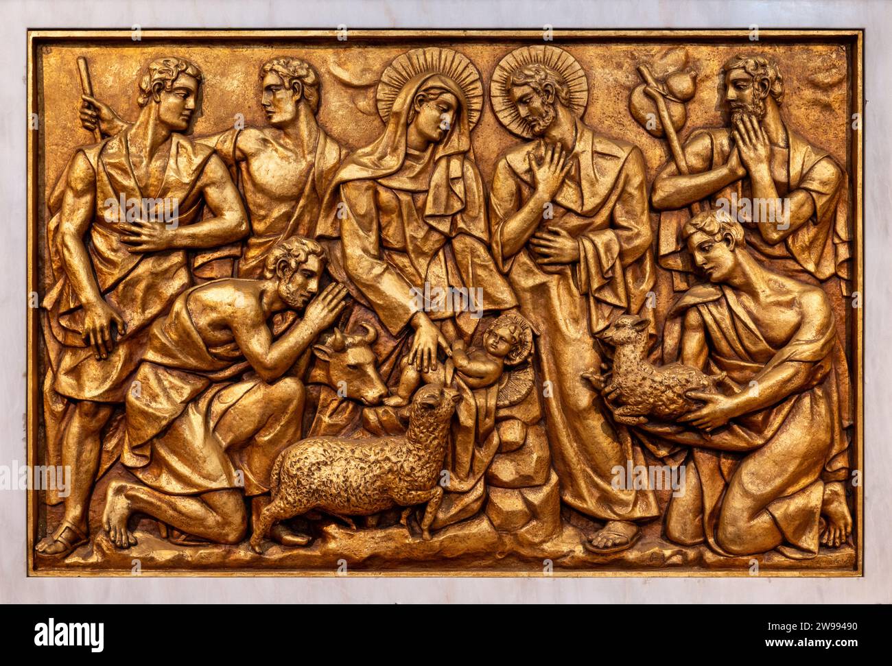 Die Geburt Jesu in Bethlehem – drittes Geheimnis der Freude. Eine Reliefskulptur in der Basilika unserer Lieben Frau vom Rosenkranz von Fatima. Stockfoto