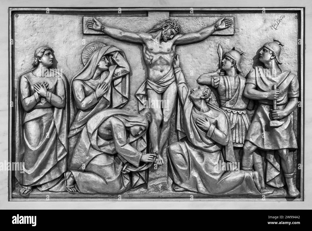 Die Kreuzigung und der Tod Jesu – das fünfte schmerzhafte Geheimnis. Eine Reliefskulptur in der Basilika unserer Lieben Frau vom Rosenkranz von Fatima. Stockfoto