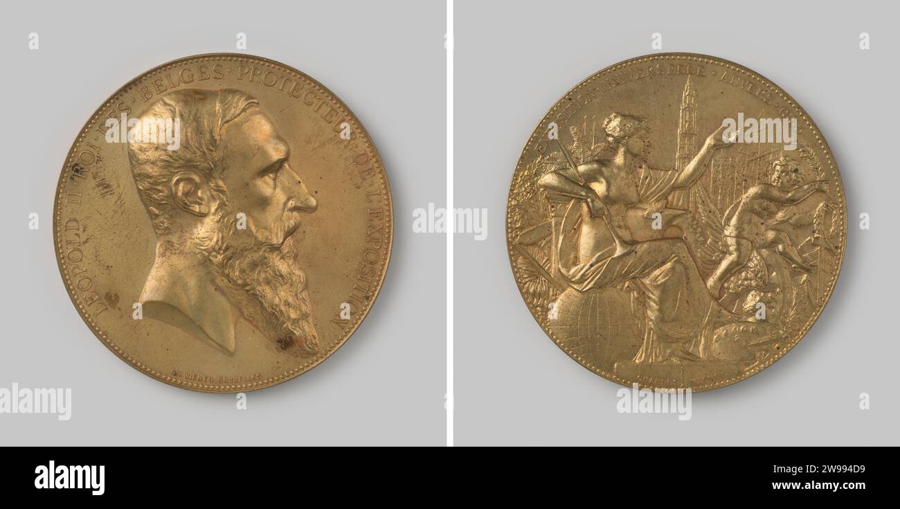 Weltausstellung in Antwerpen mit König Ludwig II. Als Patron 1885, Karel Wiener, 1885 Geschichtsmedaille Bronzemedaille, auf der Vorderseite das Porträt von König Leopold II. Rechts mit einer Änderung, ein Ruhm mit einer Trompete, die auf einem Globus sitzt und einem Jungen mit Kranz und Palmenzweig Gesten gibt, inmitten von Symbolen für Landwirtschaft, Industrie und Kunst, mit im Hintergrund Antwerpen und oben auf dem Display. Brüsseler Bronze (Metall) Anschlagen (Metallbearbeitung) Stockfoto