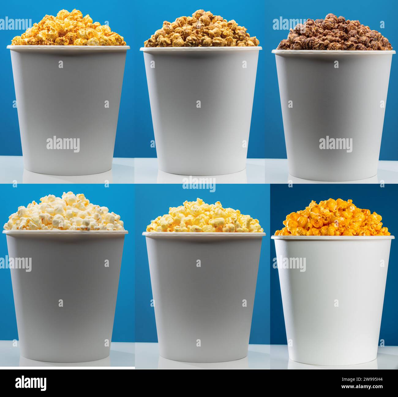 Eine Nahaufnahme verschiedener gewürzter Popcorn auf blauem Hintergrund Stockfoto