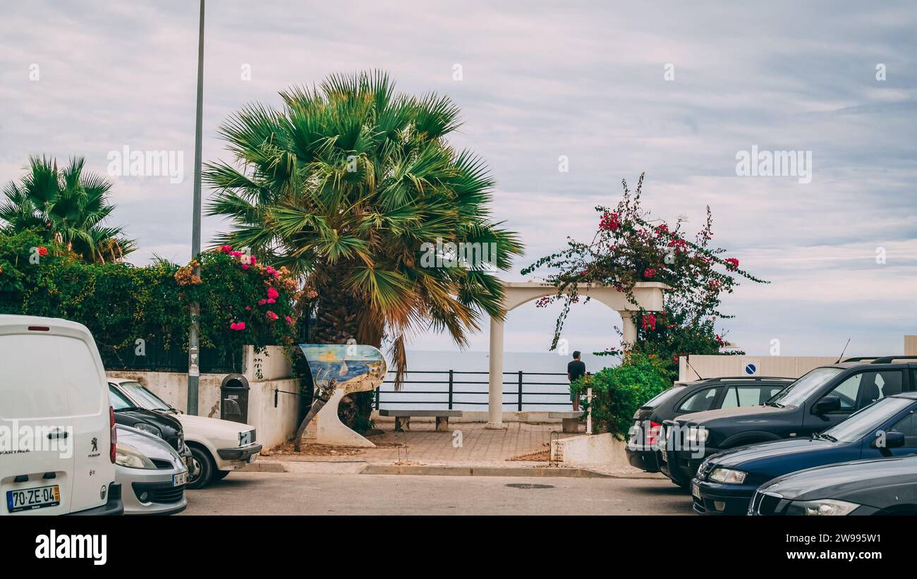 Ferienhäuser in Olhos de Agua an der Küste Portugals, Region Algarve Stockfoto