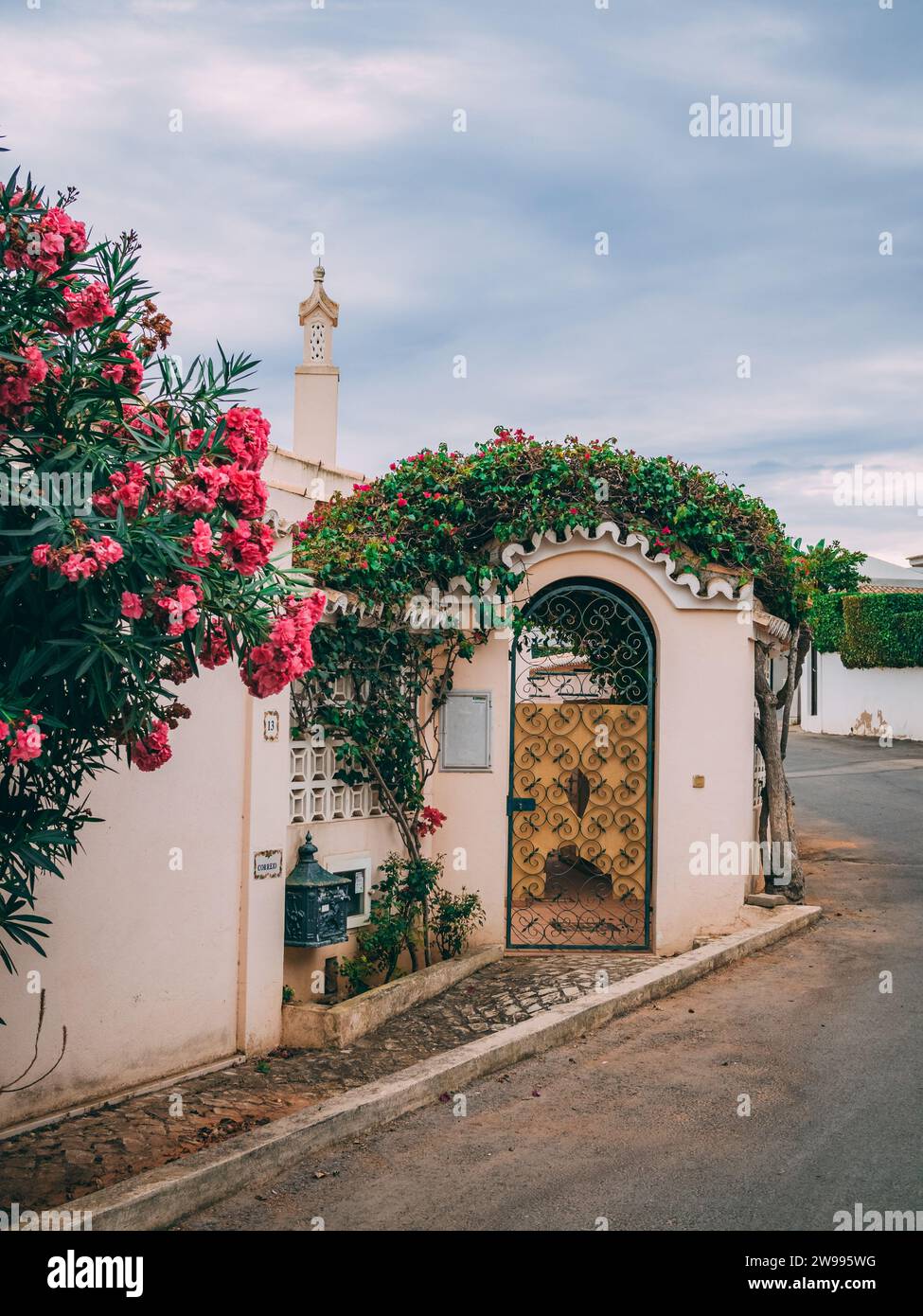 Ferienhäuser in Olhos de Agua an der Küste Portugals, Region Algarve Stockfoto