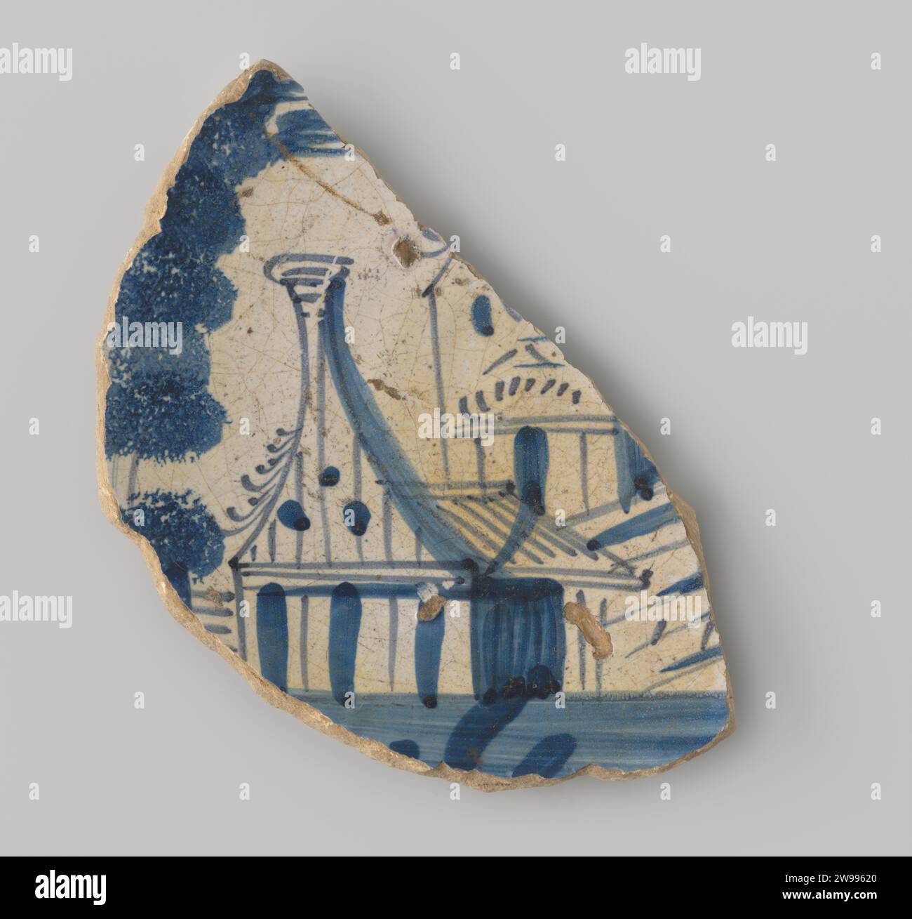 Fragment einer Schüssel mit gelblicher Scherbe, mit einem Gemälde eines Gebäudes in Blau auf weißer Oberfläche, ca. 1500 - ca. 1899 Steingut-Fragment. Glasur Stockfoto