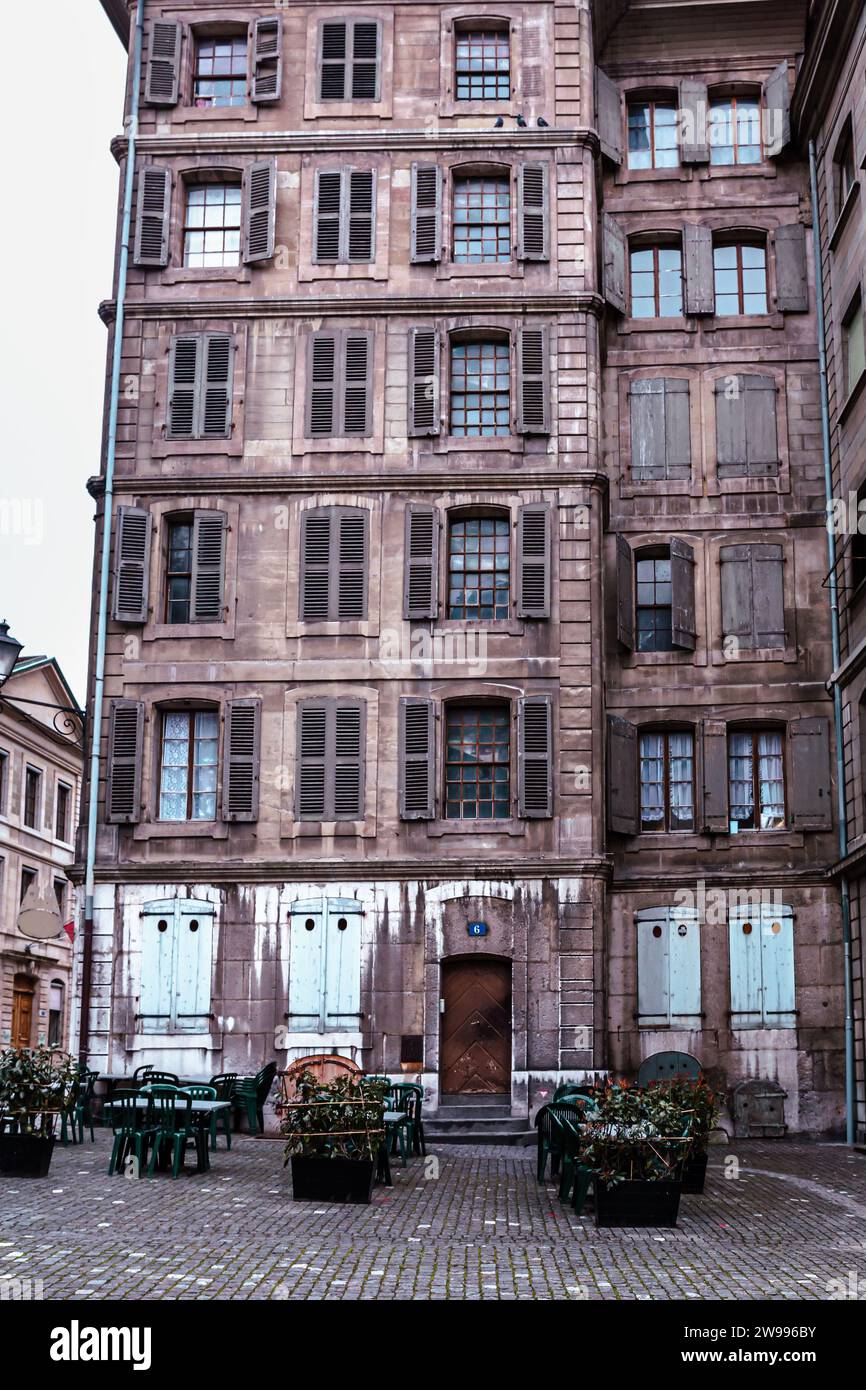 Altes Apartmentgebäude in Genf, typisch schweizerische Architektur Stockfoto