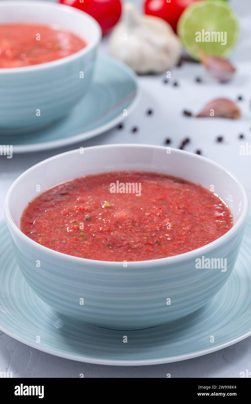 Gazpacho-Suppe in einer Schüssel, vertikal Stockfoto