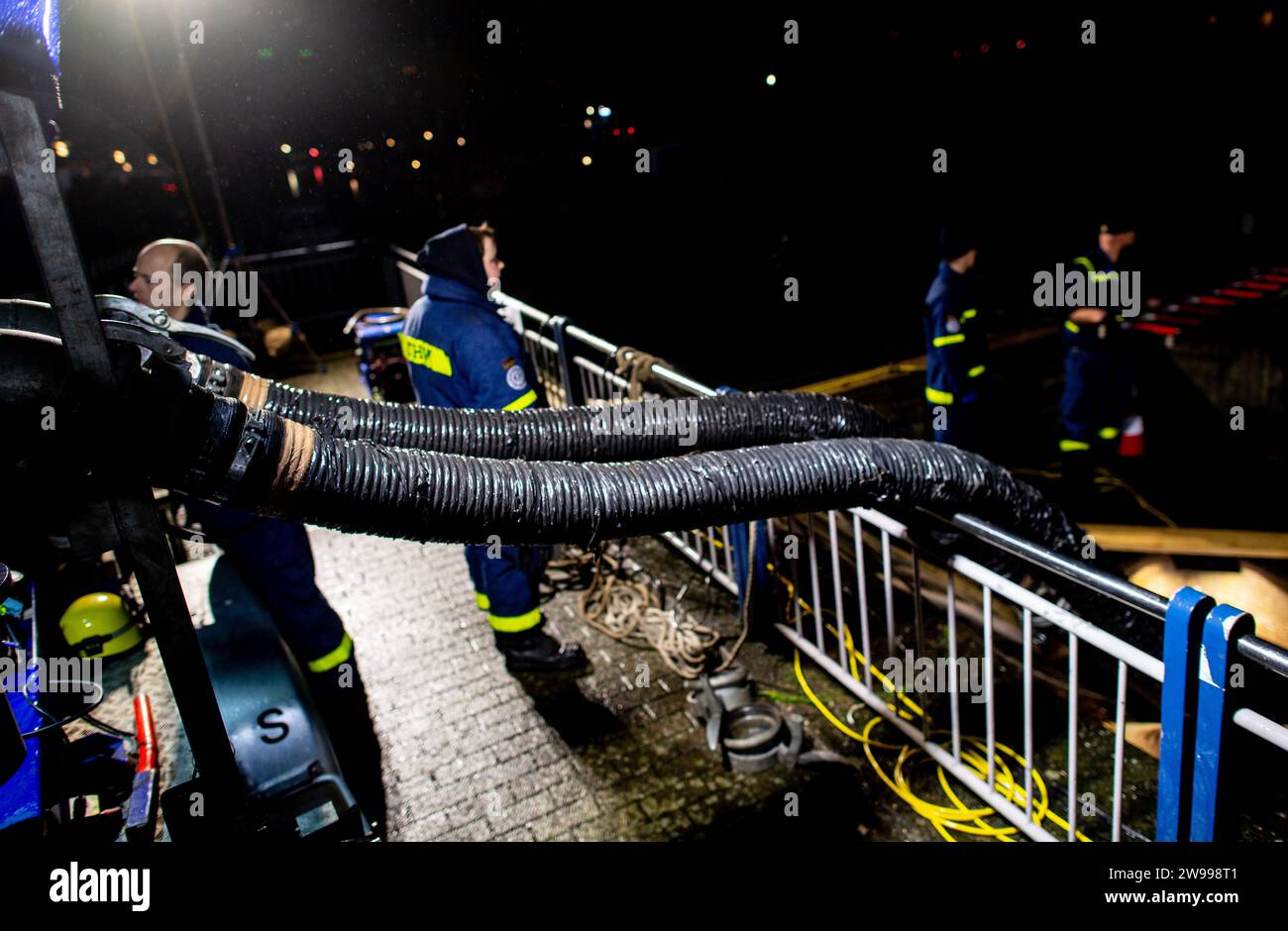 Oldenburg, Deutschland. Dezember 2023. Rettungsdienste des Bundesamtes für Technische Hilfe (THW) betreiben am Stadthafen eine Pumpe, um Wasser aus einem Rückhaltebecken in der Innenstadt in die Hunte zu pumpen. Aufgrund der Hochwassersituation hat die Stadt Oldenburg ein Einreiseverbot für die Deichgebiete und Wegewege erlassen. Die Hochwassersituation ist in vielen Regionen Niedersachsens über die Weihnachtsferien weiterhin angespannt. Quelle: Hauke-Christian Dittrich/dpa/Alamy Live News Stockfoto