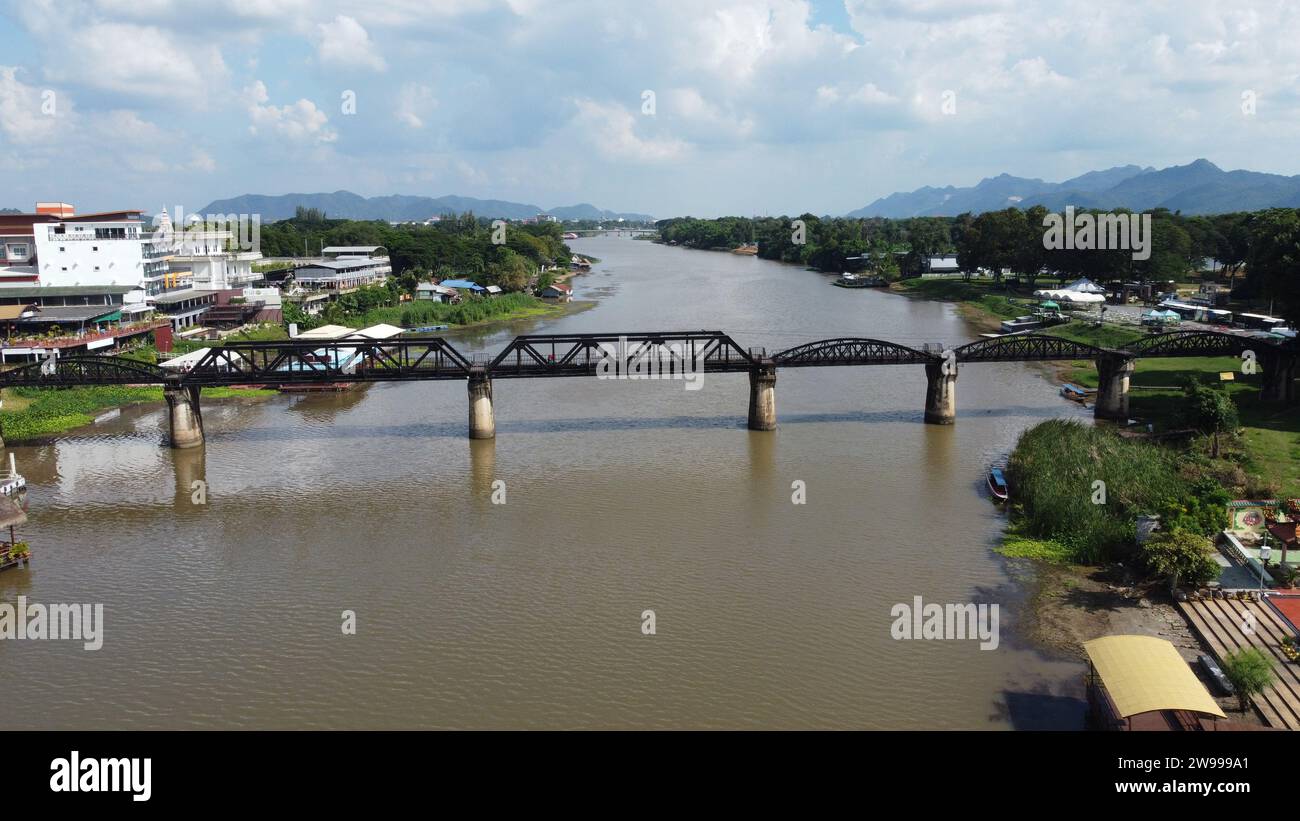 Ein Blick aus der Vogelperspektive auf die Brücke über den Fluss Kwai in Kanchanaburi, Thailand. Stockfoto