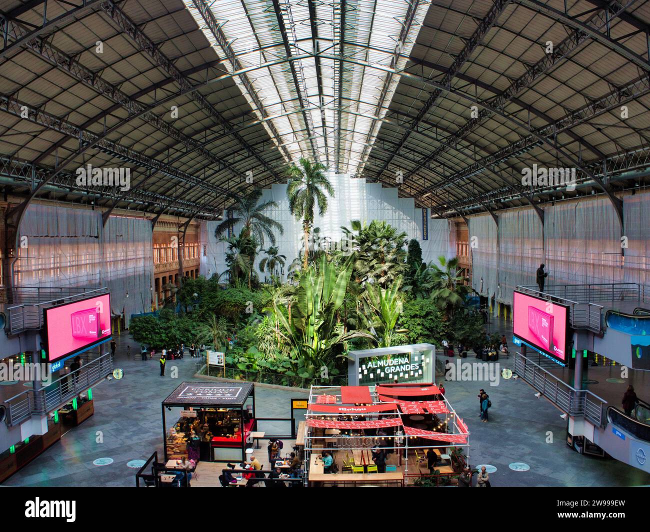 Das geräumige Innere des Bahnhofs Atocha in Madrid, Spanien Stockfoto