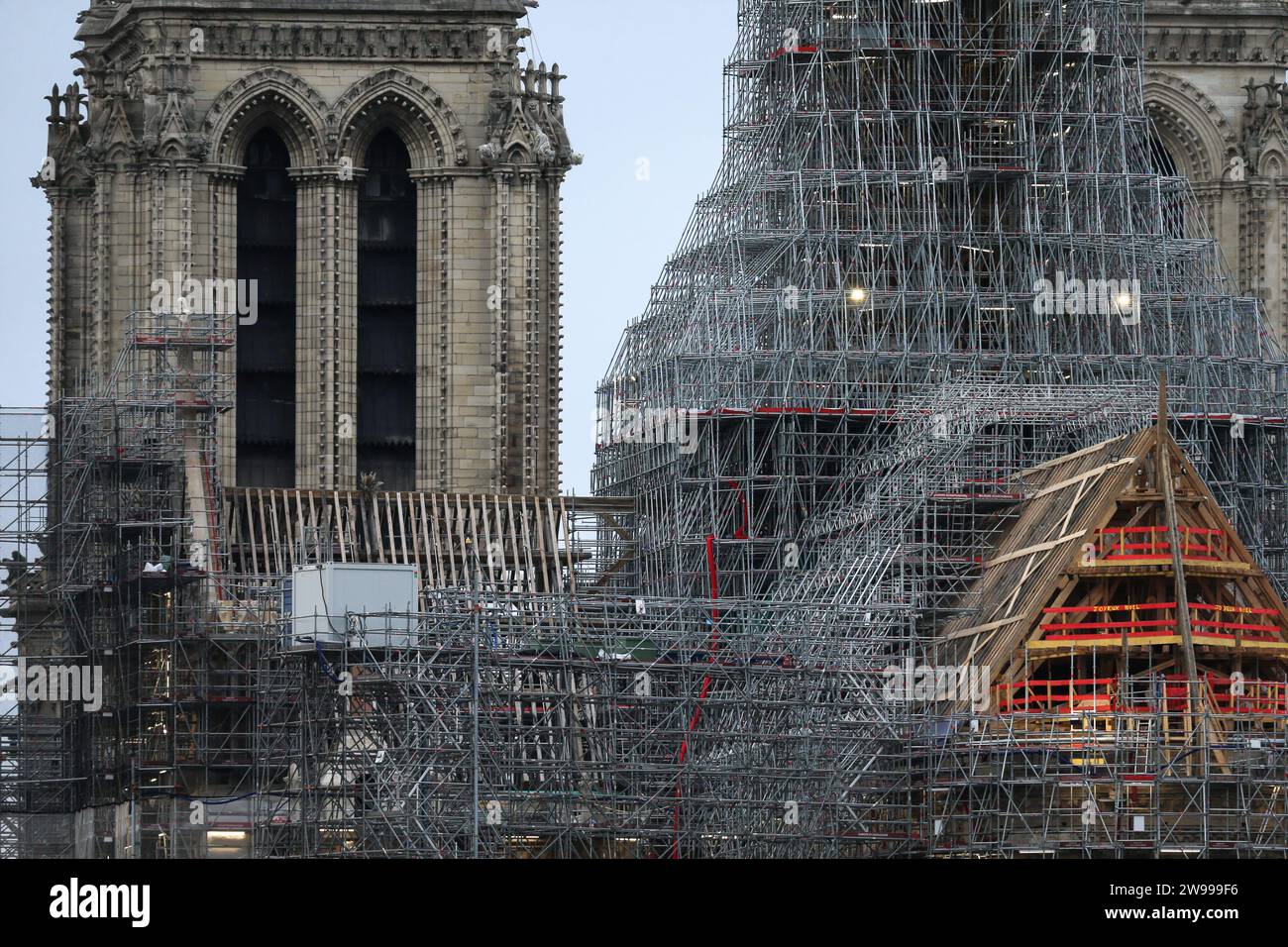 Dieses Foto, aufgenommen in Paris, Frankreich, am 25. Dezember 2023, zeigt das Gerüst und die Dachterrasse der Kathedrale Notre Dame de Paris während des Umbaus. Der Dom markiert den einjährigen Countdown bis zur Wiedereröffnung nach dem Brand, der im April 2019 große Teile des 860 Jahre alten Gebäudes zerstörte. Die Kosten für den Wiederaufbau von Notre Dame werden auf etwa 700 Millionen Euro (767 Millionen Dollar) geschätzt, wobei insgesamt 846 Millionen Euro (928 Millionen Dollar) Spenden von 340.000 Spendern in 150 Ländern gesammelt wurden, so der Wiederaufbau von Notre Dame de Paris. (Foto: Michel stoup Stockfoto