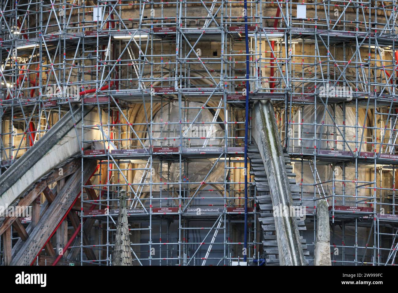 Dieses Foto, aufgenommen in Paris, Frankreich, am 25. Dezember 2023, zeigt das Gerüst und die Dachterrasse der Kathedrale Notre Dame de Paris während des Umbaus. Der Dom markiert den einjährigen Countdown bis zur Wiedereröffnung nach dem Brand, der im April 2019 große Teile des 860 Jahre alten Gebäudes zerstörte. Die Kosten für den Wiederaufbau von Notre Dame werden auf etwa 700 Millionen Euro (767 Millionen Dollar) geschätzt, wobei insgesamt 846 Millionen Euro (928 Millionen Dollar) Spenden von 340.000 Spendern in 150 Ländern gesammelt wurden, so der Wiederaufbau von Notre Dame de Paris. (Foto: Michel stoup Stockfoto