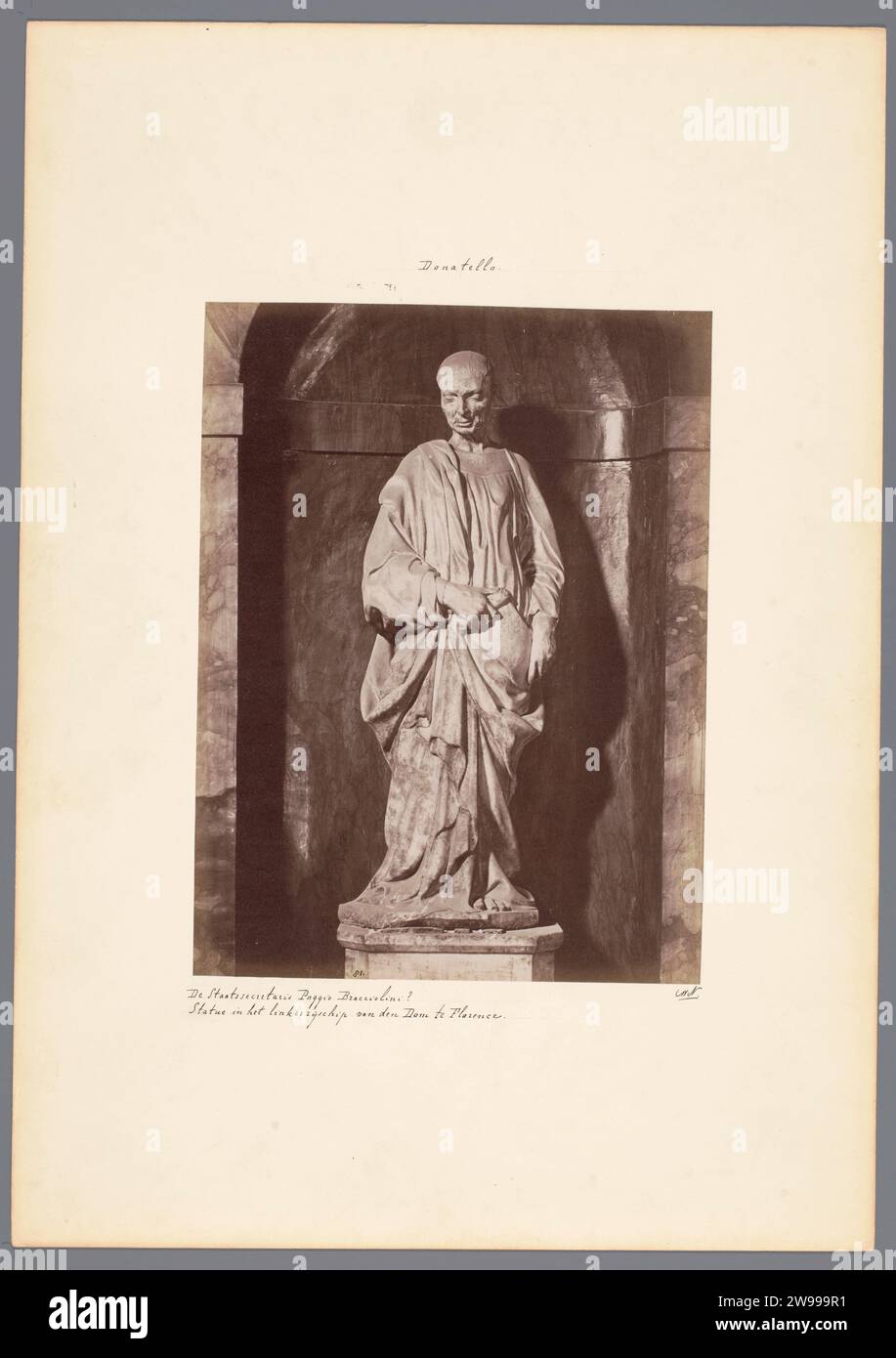 Skulptur des vermutlich Staatssekretärs Poggio Bracciolini von Donatello am Dom in Florenz, um 1875 - um 1900 Foto Florenz Karton. Fotografisches Trägermonument mit Albumendruck, Statue Dom van Florenz Stockfoto